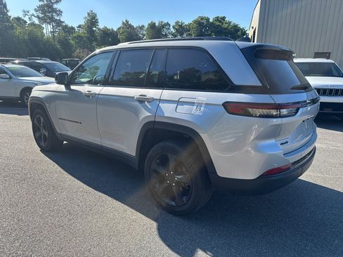 Used 2023 Jeep Grand Cherokee Altitude AWD/4WD image 7