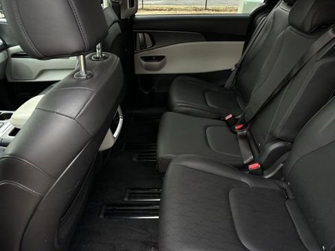 Certified 2024 Kia Carnival LX image 16