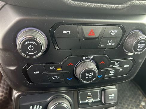 Certified 2021 Jeep Renegade Latitude w/ Convenience Group AWD/4WD image 26