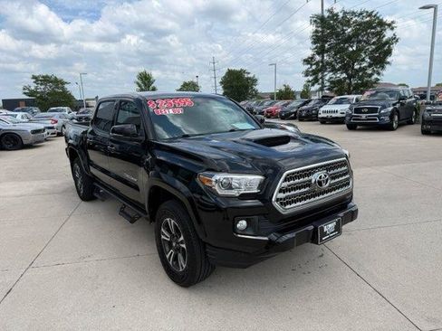 Used 2017 Toyota Tacoma TRD Sport w/ Tow Package (A/T) AWD/4WD image 3