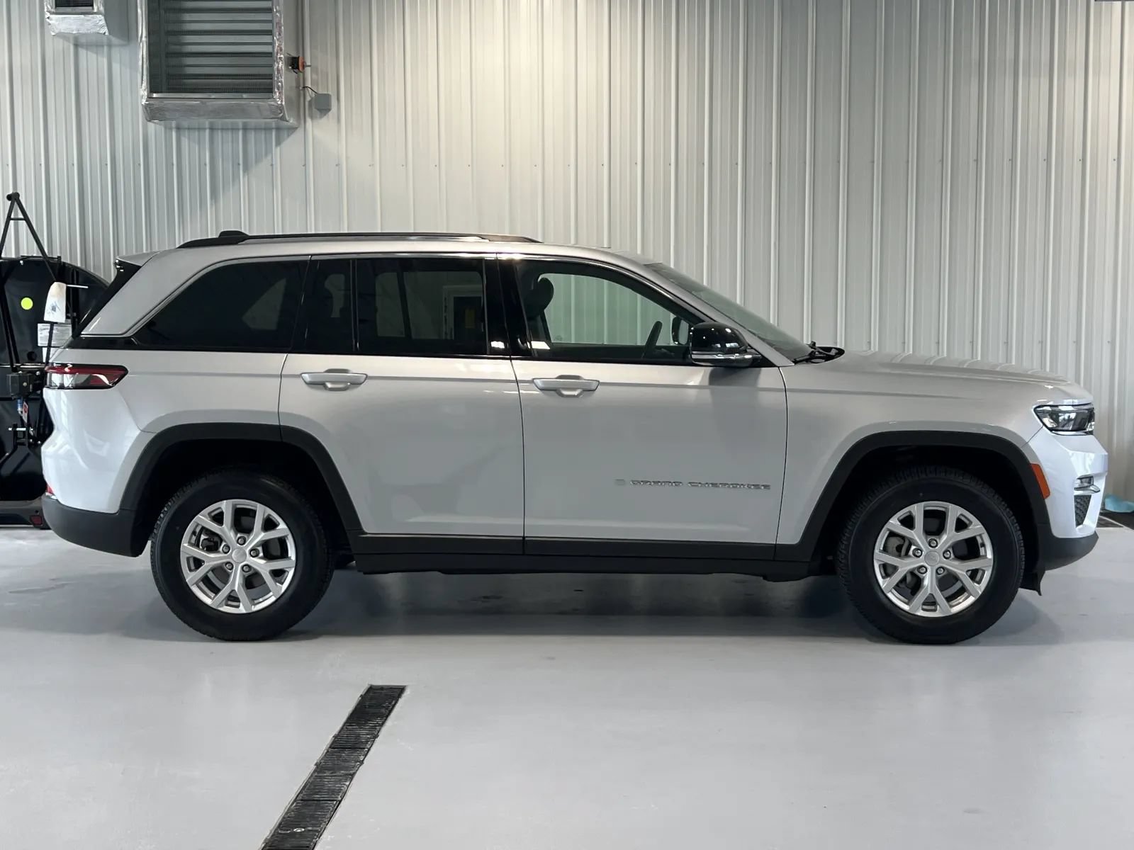 Used 2024 Jeep Grand Cherokee Limited AWD/4WD image 2