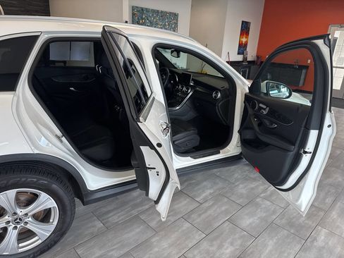 Used 2018 Mercedes-Benz GLC 300 4MATIC w/ Premium Package image 17