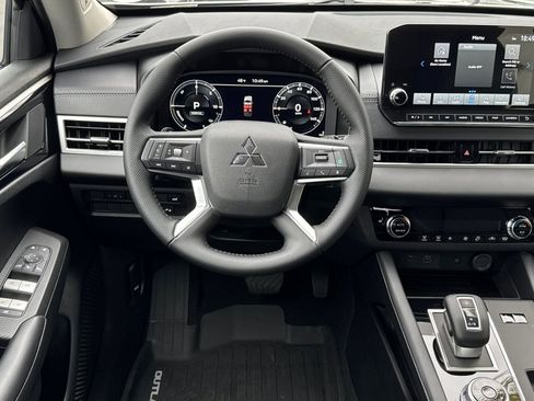 New 2025 Mitsubishi Outlander SE image 13