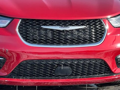 Used 2025 Chrysler Pacifica Select image 44