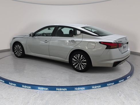 Used 2024 Nissan Altima 2.5 SV FWD image 8