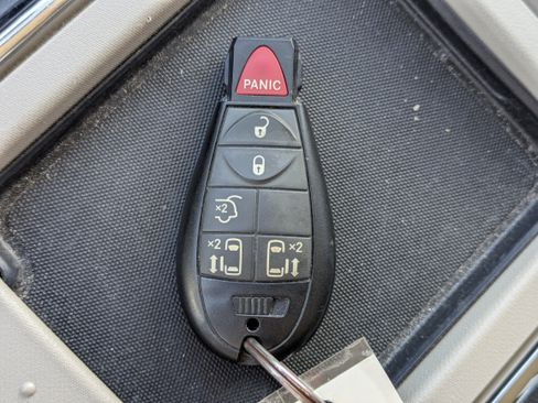 Used 2016 Chrysler Town & Country Touring FWD image 28
