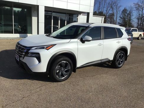 Used 2024 Nissan Rogue SV w/ SV Premium Package image 3