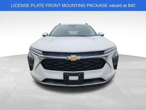 Used 2025 Chevrolet Trax LT FWD image 2