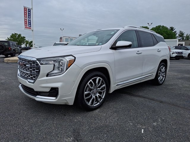 Used 2022 GMC Terrain Denali w/ Denali Premium Package AWD/4WD image 3