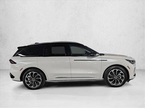 Used 2024 Lincoln Nautilus Reserve w/ Equipment Group 202A AWD/4WD image 4