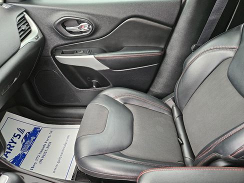 Used 2017 Jeep Cherokee Trailhawk w/ Comfort/Convenience Group image 15