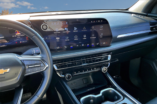 Used 2025 Chevrolet Traverse LT FWD image 9