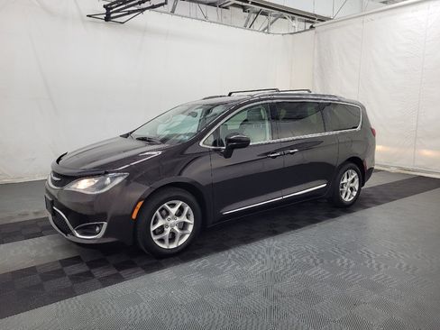 Used 2017 Chrysler Pacifica Touring-L Plus w/ Tire & Wheel Group FWD image 2