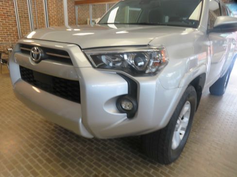 Used 2022 Toyota 4Runner SR5 AWD/4WD image 58