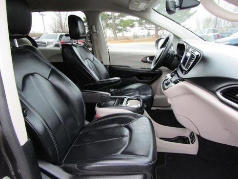 Used 2021 Chrysler Voyager Lxi image 11