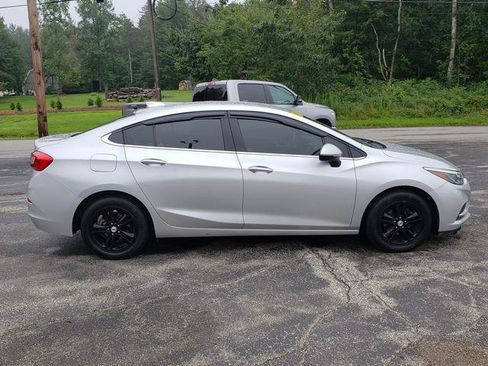 Used 2017 Chevrolet Cruze LT w/ Convenience Package FWD image 8