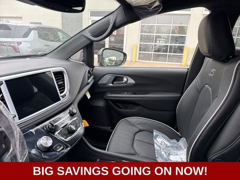 New 2026 Chrysler Pacifica Limited w/ S Appearance Package image 15