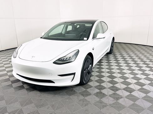 Used 2018 Tesla Model 3 Mid Range RWD image 3