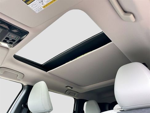 New 2025 Mitsubishi Outlander SE image 21