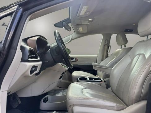 Used 2018 Chrysler Pacifica Touring-L w/ Tire & Wheel Group FWD image 17