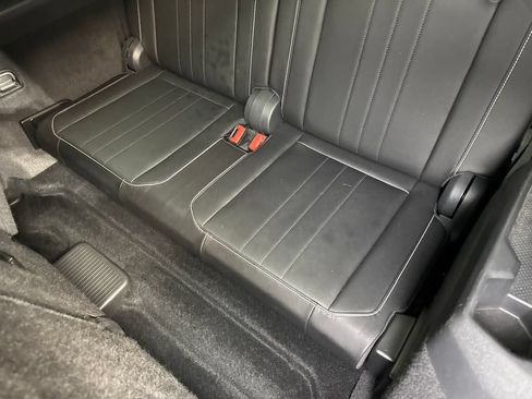 Used 2023 Volkswagen Tiguan SE w/ Panoramic Sunroof Package FWD image 38