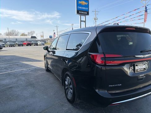 Used 2024 Chrysler Pacifica Limited image 5