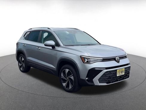 Used 2026 Volkswagen Taos SE AWD/4WD image 3
