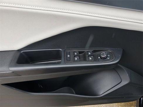 Used 2025 Volkswagen Taos SE image 19