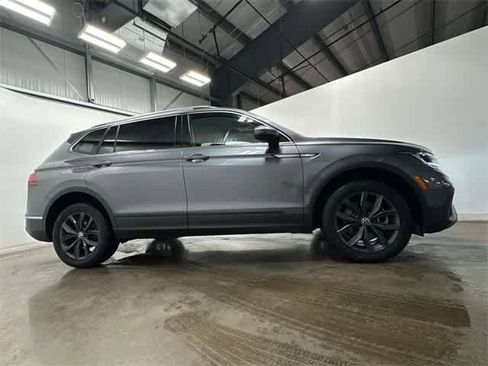 Certified 2022 Volkswagen Tiguan SE w/ Panoramic Sunroof Package image 4