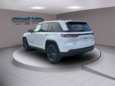 Certified 2023 Jeep Grand Cherokee Limited w/ Black Appearance Package image 5