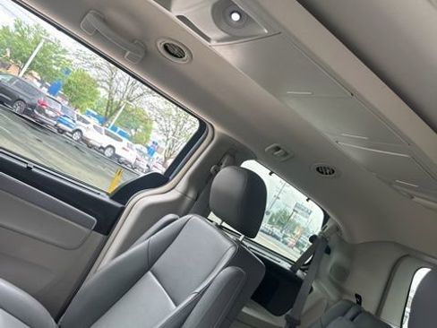 Used 2012 Volkswagen Routan SE FWD image 18