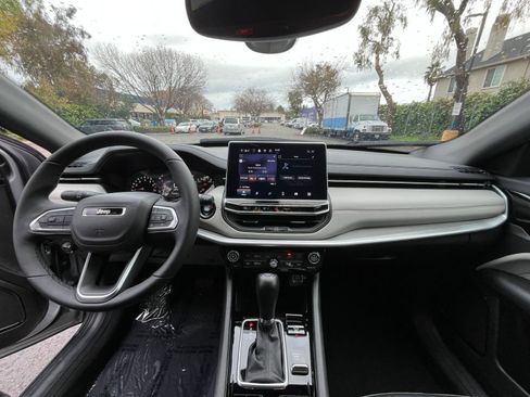 Used 2025 Jeep Compass Limited image 33