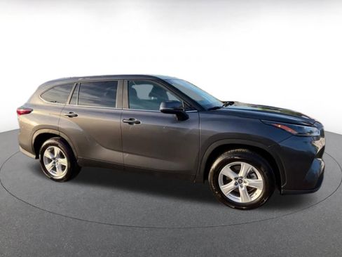 Used 2025 Toyota Highlander LE image 17