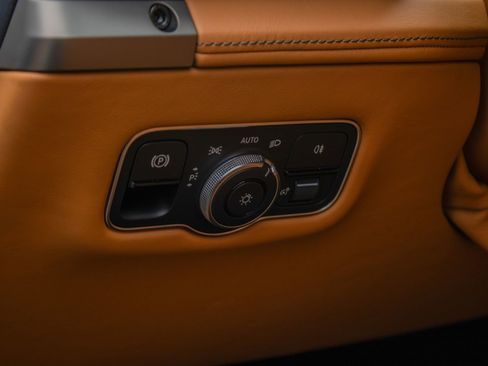Used 2025 Aston Martin Vanquish RWD image 25