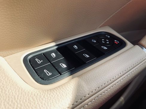 Used 2023 Porsche Cayenne Platinum Edition image 20