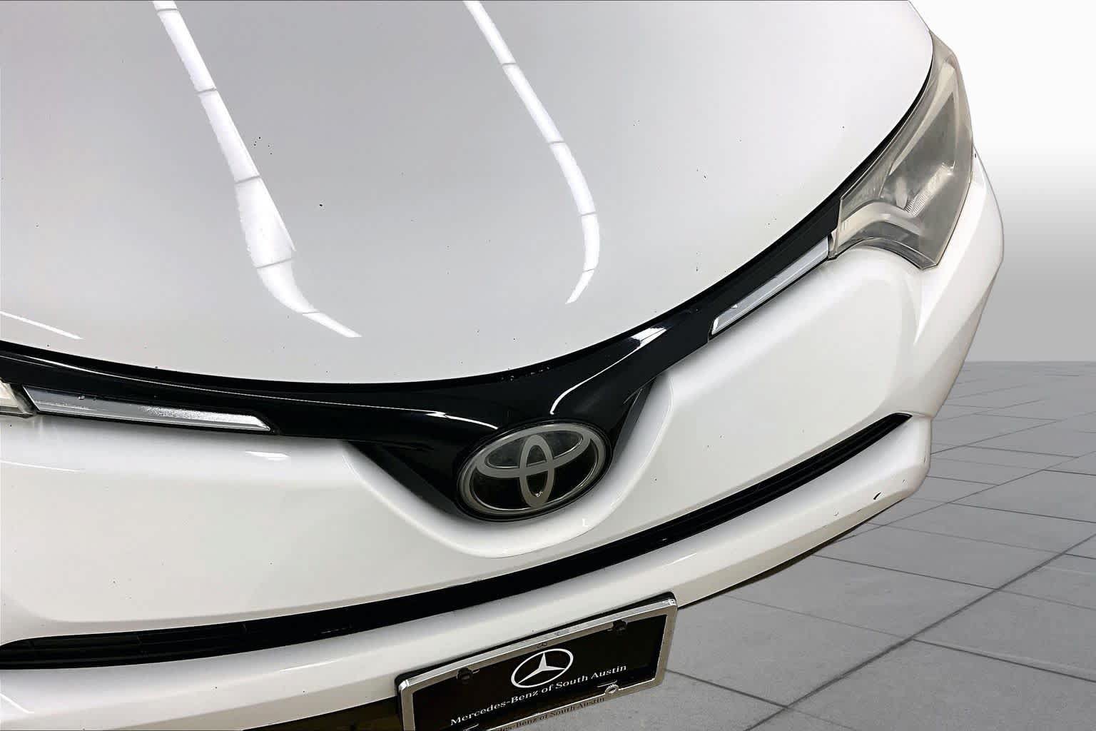 Used 2018 Toyota RAV4 XLE w/ Plus Extra Value Package FWD image 29