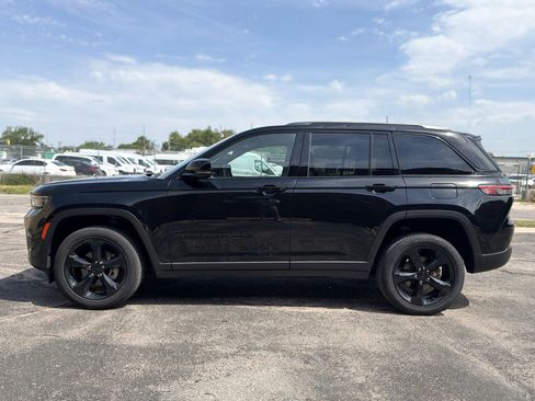 Used 2022 Jeep Grand Cherokee Altitude AWD/4WD image 4