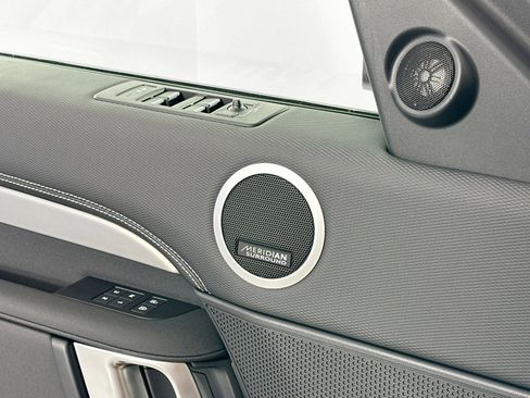 Used 2025 Land Rover Discovery Dynamic SE image 16