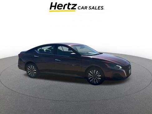 Used 2024 Nissan Altima 2.5 SV image 1