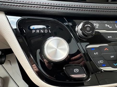 Used 2019 Chrysler Pacifica Limited w/ Advanced Safetytec Group FWD image 22
