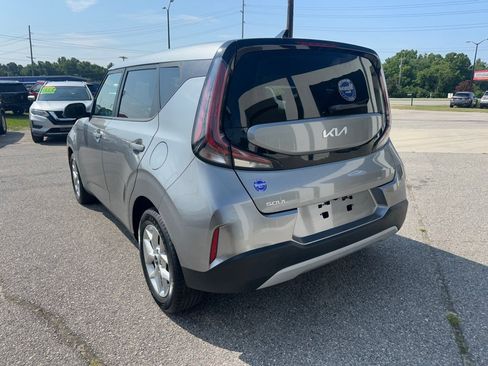 Used 2023 Kia Soul LX w/ Option Group 015 FWD image 3