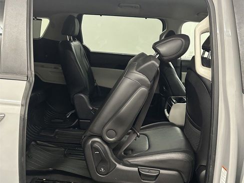 Used 2022 Kia Carnival EX image 33