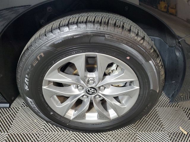 Used 2026 Toyota Sienna XLE FWD image 11