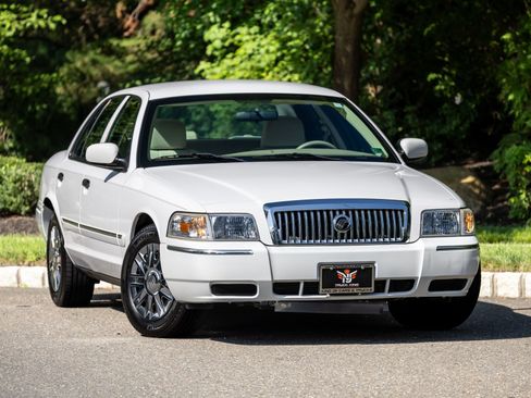 Used 2007 Mercury Grand Marquis GS RWD image 2