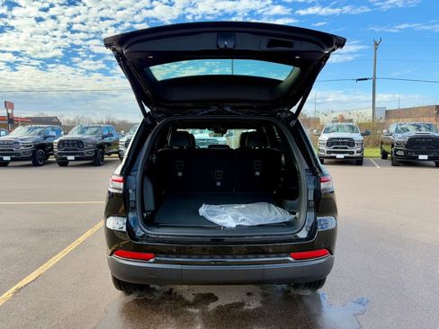 New 2025 Jeep Grand Cherokee Altitude image 5