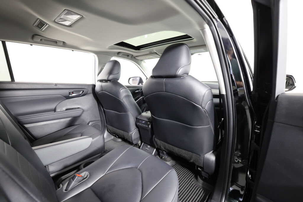Used 2023 Toyota Highlander XLE AWD/4WD image 21