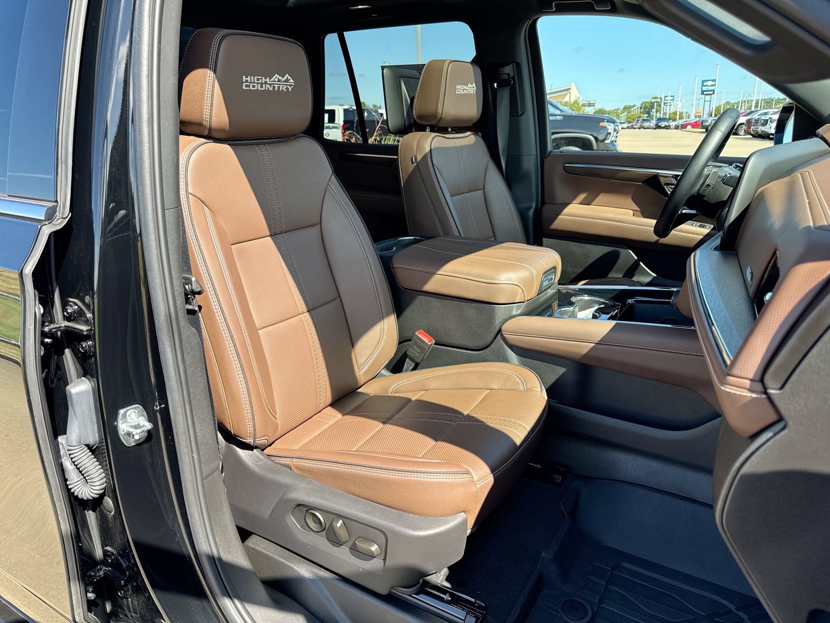 Used 2025 Chevrolet Tahoe High Country AWD/4WD image 28