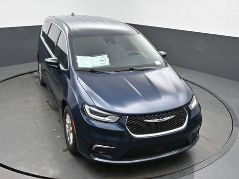 Used 2025 Chrysler Pacifica Select image 45