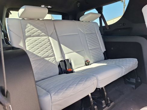 Used 2026 Cadillac Escalade ESV Platinum Sport w/ LPO, ONYX Package AWD/4WD image 34