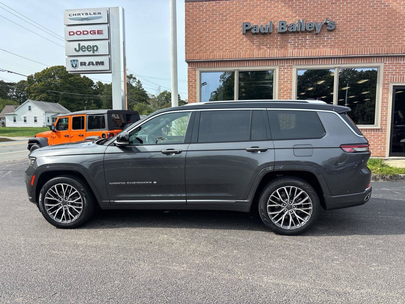 Used 2023 Jeep Grand Cherokee L Summit AWD/4WD image 3
